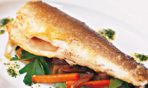 Gebakken zeebaars met aardappels en sla